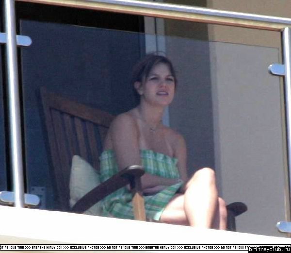 Бритни загорает на балконе аппартаментов Брайна01.jpg(Бритни Спирс, Britney Spears)