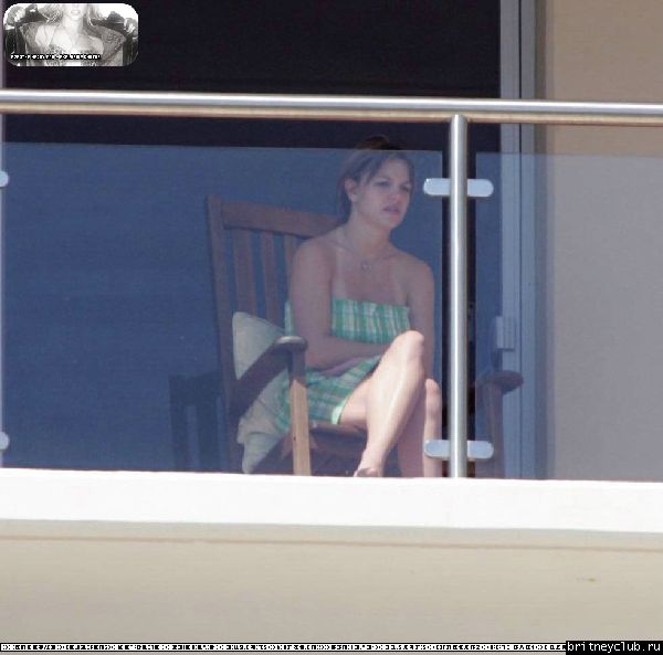 Бритни загорает на балконе аппартаментов Брайна02.jpg(Бритни Спирс, Britney Spears)