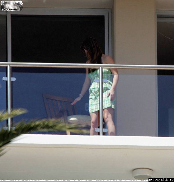 Бритни загорает на балконе аппартаментов Брайна03.jpg(Бритни Спирс, Britney Spears)
