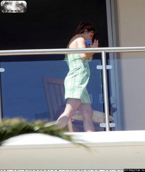 Бритни загорает на балконе аппартаментов Брайна04.jpg(Бритни Спирс, Britney Spears)