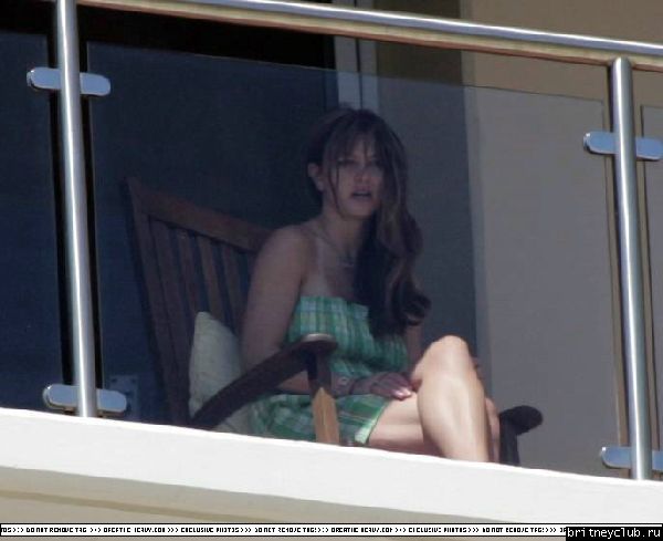 Бритни загорает на балконе аппартаментов Брайна05.jpg(Бритни Спирс, Britney Spears)