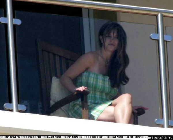 Бритни загорает на балконе аппартаментов Брайна06.jpg(Бритни Спирс, Britney Spears)