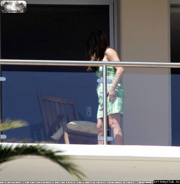 Бритни загорает на балконе аппартаментов Брайна07.jpg(Бритни Спирс, Britney Spears)
