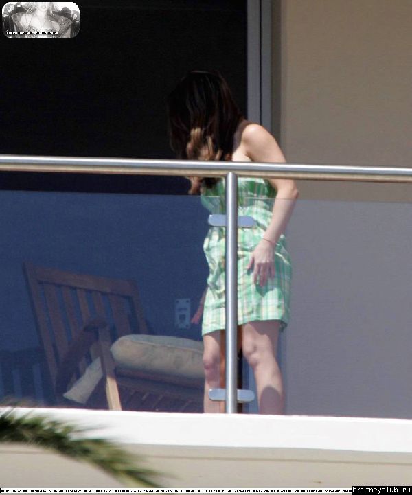 Бритни загорает на балконе аппартаментов Брайна08.jpg(Бритни Спирс, Britney Spears)