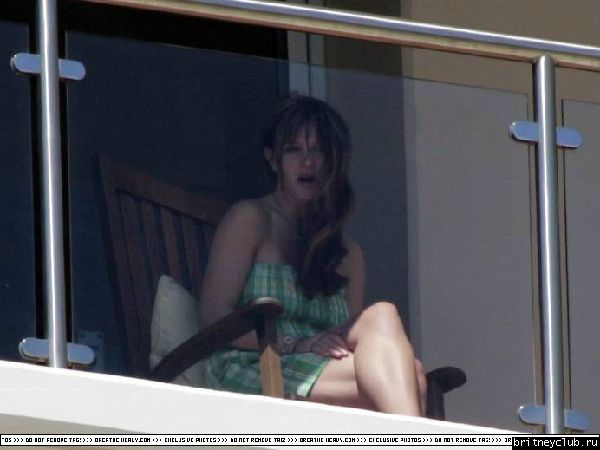 Бритни загорает на балконе аппартаментов Брайна09.jpg(Бритни Спирс, Britney Spears)