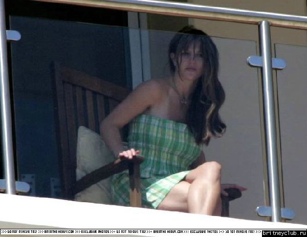 Бритни загорает на балконе аппартаментов Брайна10.jpg(Бритни Спирс, Britney Spears)