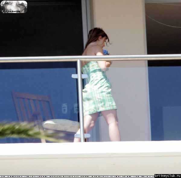 Бритни загорает на балконе аппартаментов Брайна11.jpg(Бритни Спирс, Britney Spears)