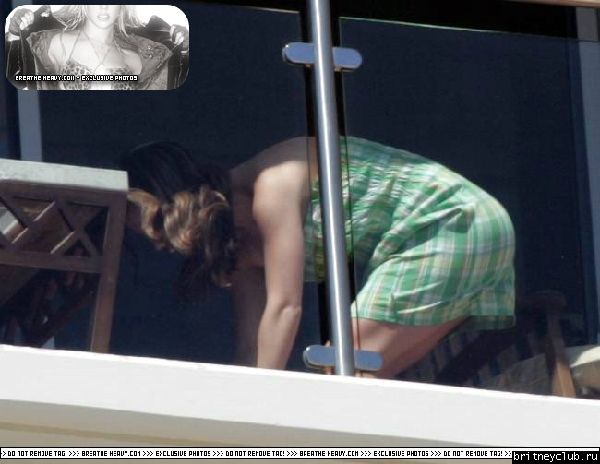Бритни загорает на балконе аппартаментов Брайна13.jpg(Бритни Спирс, Britney Spears)