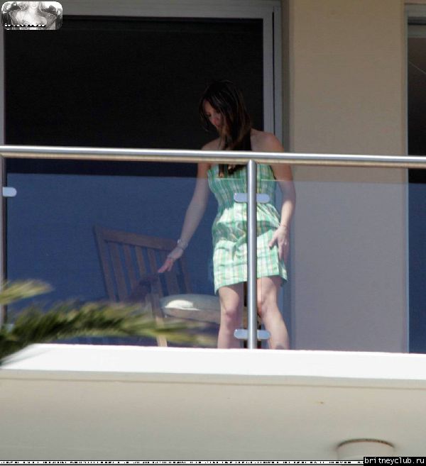 Бритни загорает на балконе аппартаментов Брайна14.jpg(Бритни Спирс, Britney Spears)