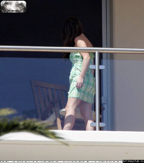 Бритни загорает на балконе аппартаментов Брайна15.jpg(Бритни Спирс, Britney Spears)