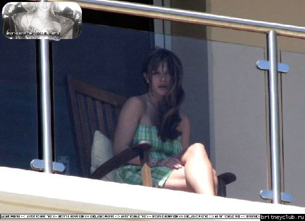 Бритни загорает на балконе аппартаментов Брайна16.jpg(Бритни Спирс, Britney Spears)