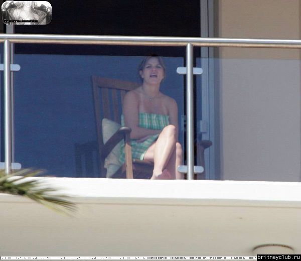 Бритни загорает на балконе аппартаментов Брайна18.jpg(Бритни Спирс, Britney Spears)