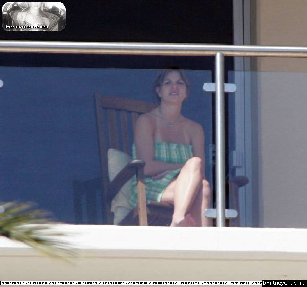 Бритни загорает на балконе аппартаментов Брайна19.jpg(Бритни Спирс, Britney Spears)