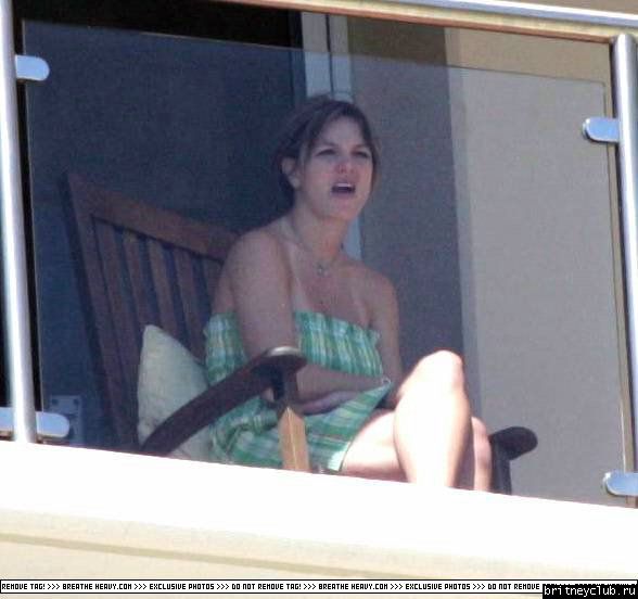 Бритни загорает на балконе аппартаментов Брайна20.jpg(Бритни Спирс, Britney Spears)