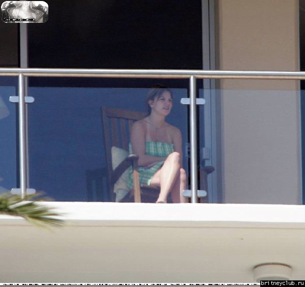 Бритни загорает на балконе аппартаментов Брайна21.jpg(Бритни Спирс, Britney Spears)