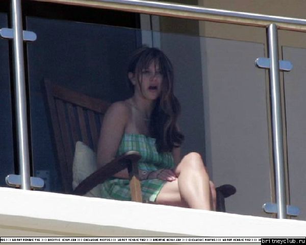 Бритни загорает на балконе аппартаментов Брайна23.jpg(Бритни Спирс, Britney Spears)