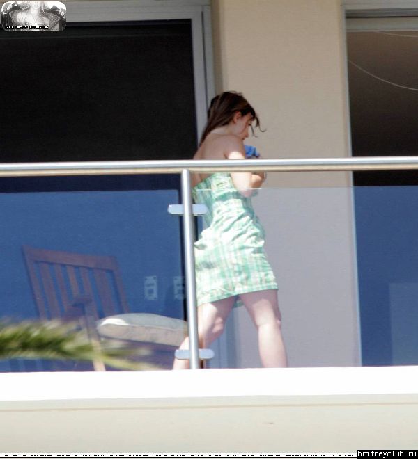 Бритни загорает на балконе аппартаментов Брайна24.jpg(Бритни Спирс, Britney Spears)