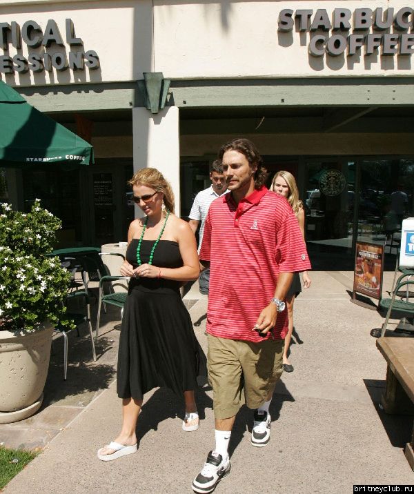 Бритни покидает отель в Санта Монике26172-01.jpg(Бритни Спирс, Britney Spears)