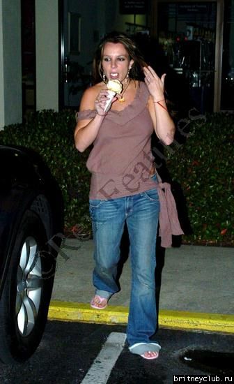 Бритни и Кевин покупают мороженое07.jpg(Бритни Спирс, Britney Spears)