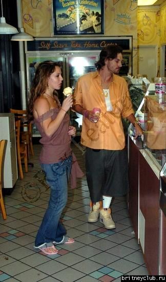 Бритни и Кевин покупают мороженое08.jpg(Бритни Спирс, Britney Spears)
