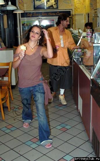 Бритни и Кевин покупают мороженое09.jpg(Бритни Спирс, Britney Spears)