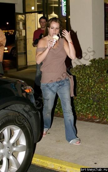 Бритни и Кевин покупают мороженое10.jpg(Бритни Спирс, Britney Spears)