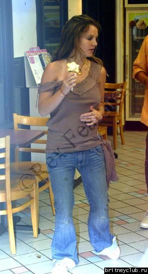 Бритни и Кевин покупают мороженое12.jpg(Бритни Спирс, Britney Spears)