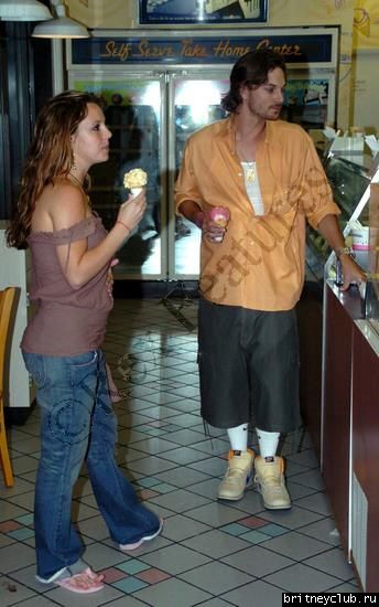 Бритни и Кевин покупают мороженое14.jpg(Бритни Спирс, Britney Spears)