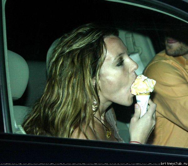 Бритни и Кевин покупают мороженое214142-16.jpg(Бритни Спирс, Britney Spears)