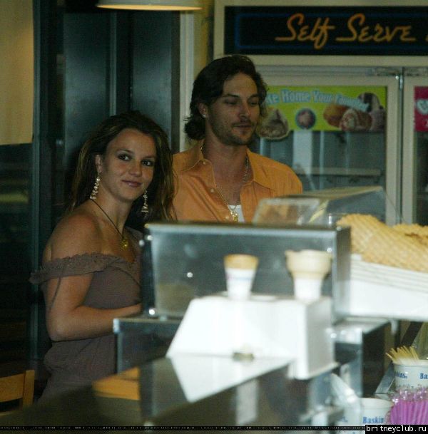 Бритни и Кевин покупают мороженое214142-17.jpg(Бритни Спирс, Britney Spears)