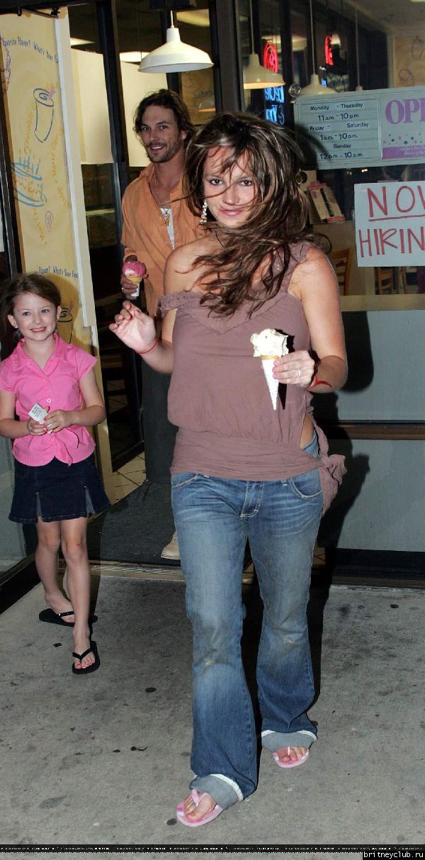 Бритни и Кевин покупают мороженое214142-5.jpg(Бритни Спирс, Britney Spears)