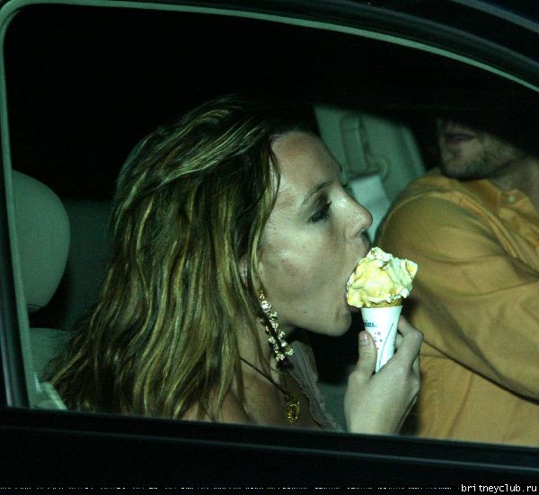 Бритни и Кевин покупают мороженое214142-9.jpg(Бритни Спирс, Britney Spears)