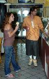 Бритни и Кевин покупают мороженое
