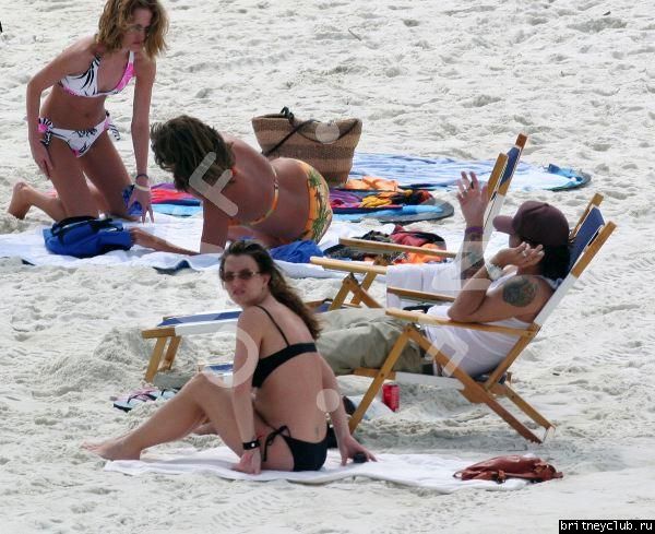 Бритни и Кевин на пляже167xh.jpg(Бритни Спирс, Britney Spears)
