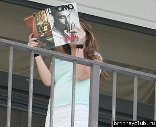 Бритни рассматривает журнал с фотками Кевина24.jpg(Бритни Спирс, Britney Spears)