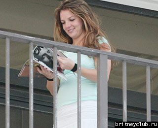 Бритни рассматривает журнал с фотками Кевина29.jpg(Бритни Спирс, Britney Spears)