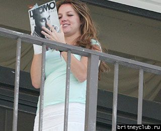 Бритни рассматривает журнал с фотками Кевина30.jpg(Бритни Спирс, Britney Spears)