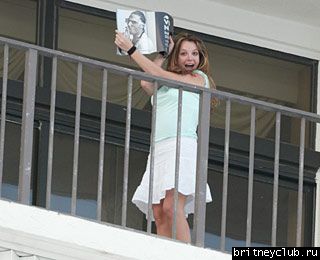 Бритни рассматривает журнал с фотками Кевина33.jpg(Бритни Спирс, Britney Spears)