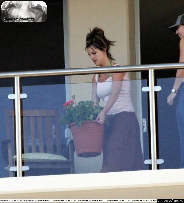 Бритни приносит цветы на балкон Брайна01.jpg(Бритни Спирс, Britney Spears)
