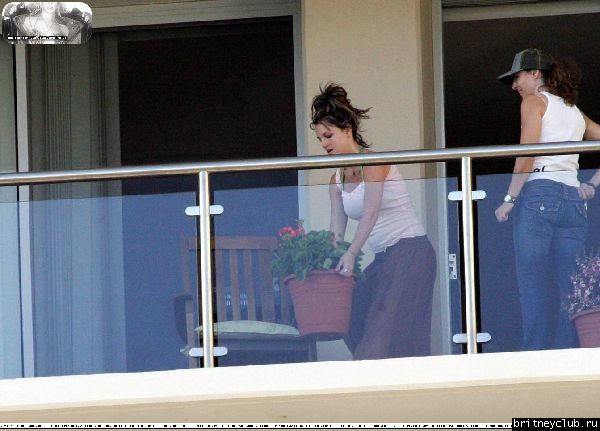 Бритни приносит цветы на балкон Брайна02.jpg(Бритни Спирс, Britney Spears)