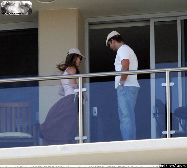 Бритни приносит цветы на балкон Брайна11.jpg(Бритни Спирс, Britney Spears)
