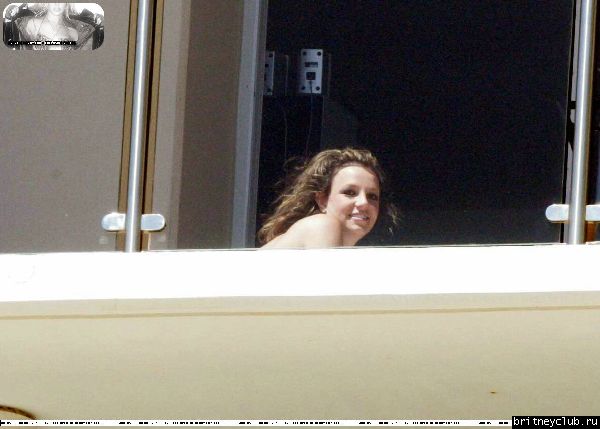 Бритни загорает на балконе у своего брата01.jpg(Бритни Спирс, Britney Spears)