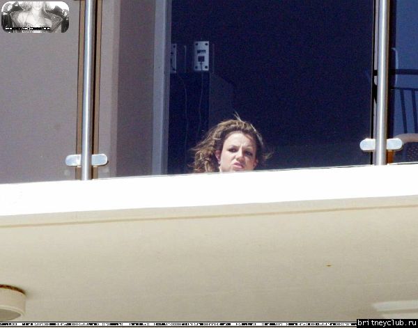 Бритни загорает на балконе у своего брата02.jpg(Бритни Спирс, Britney Spears)