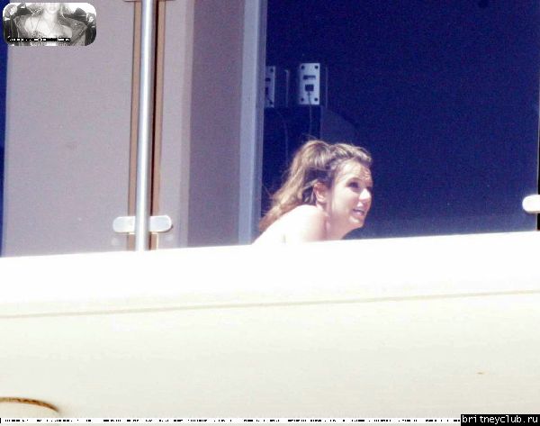 Бритни загорает на балконе у своего брата25.jpg(Бритни Спирс, Britney Spears)