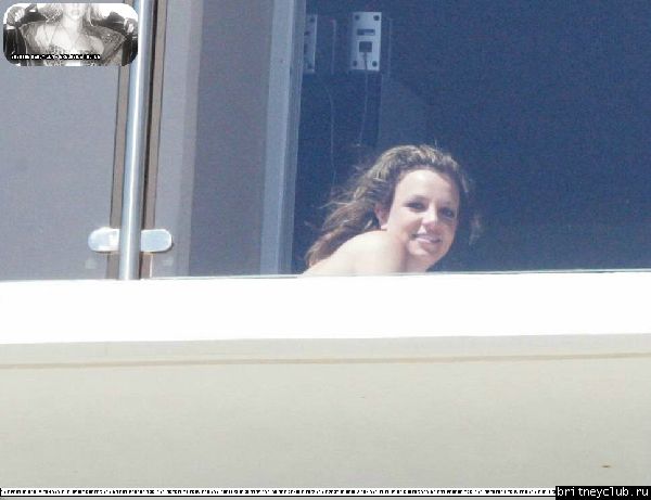 Бритни загорает на балконе у своего брата33.jpg(Бритни Спирс, Britney Spears)