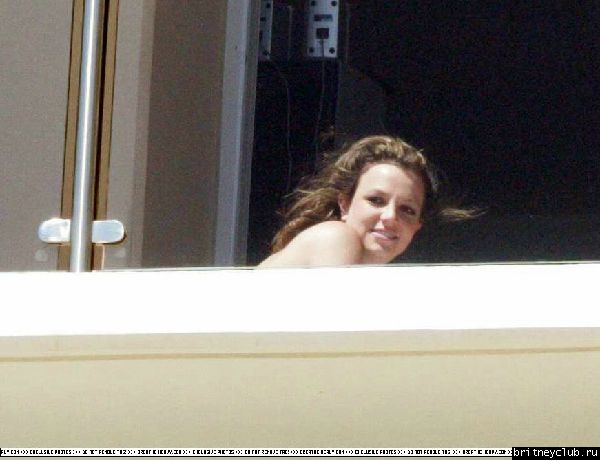 Бритни загорает на балконе у своего брата36.jpg(Бритни Спирс, Britney Spears)