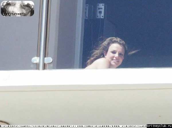 Бритни загорает на балконе у своего брата38.jpg(Бритни Спирс, Britney Spears)