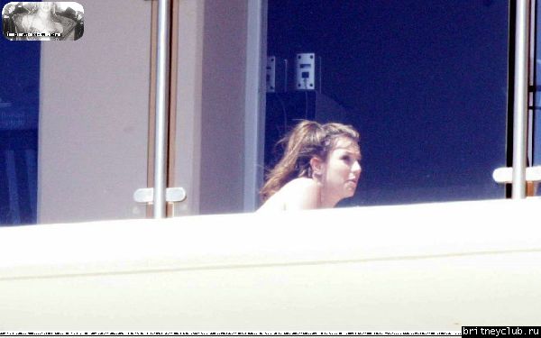 Бритни загорает на балконе у своего брата40.jpg(Бритни Спирс, Britney Spears)