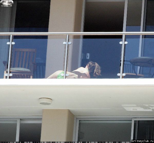 Бритни загорает на балконе у своего брата41.jpg(Бритни Спирс, Britney Spears)