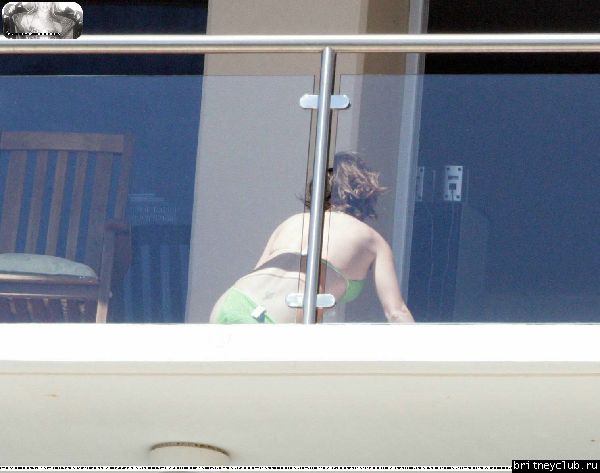 Бритни загорает на балконе у своего брата44.jpg(Бритни Спирс, Britney Spears)